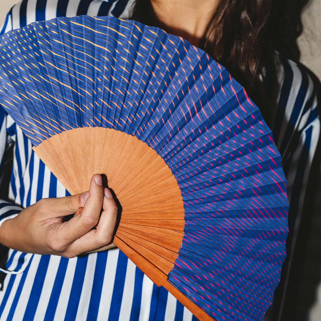 a-fan-of-dancing-waves-faecher-bei-hitzewallungen-geburt-wechseljahre