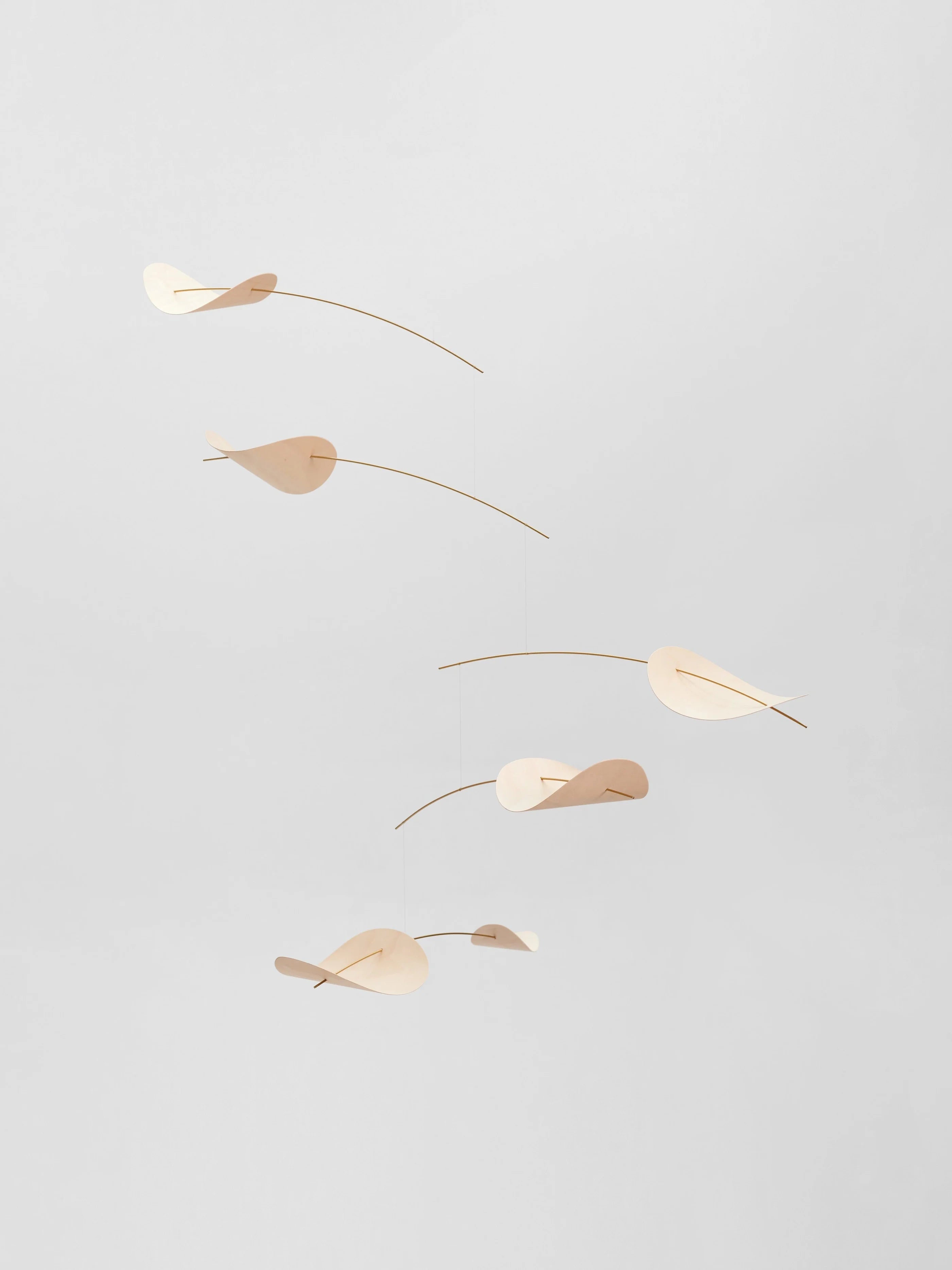 drifting-clouds-mobile-flensted-freiburg-concept-store-dazwischen-aus-holz