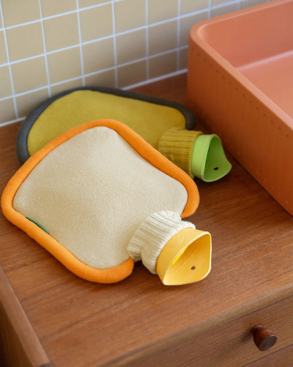 waermflasche-geburt-gelb-mit-stoffbezug-suite-702-dazwischen-freiburg