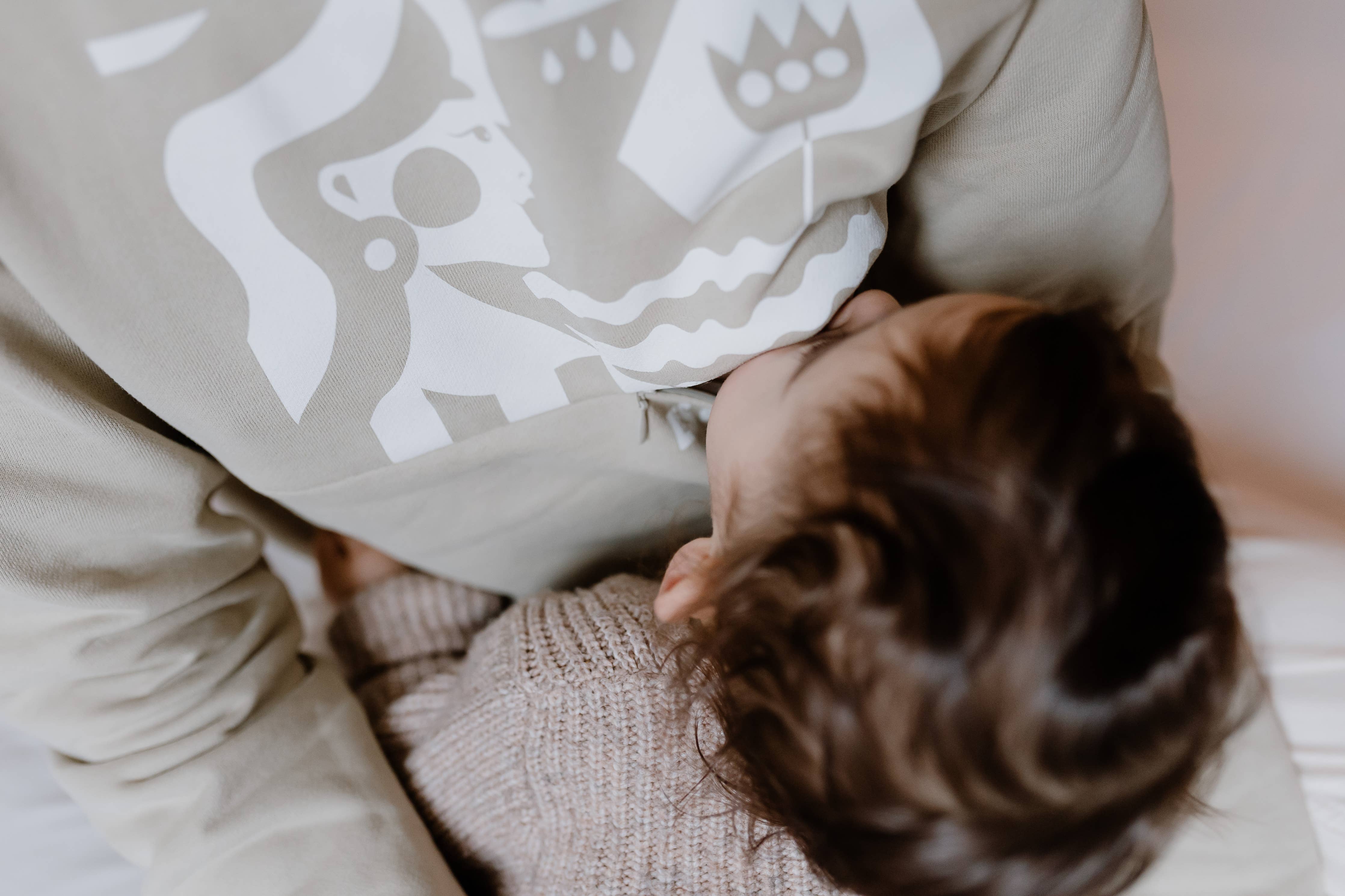 still-pullover-you-and-milk-mit-reissverschluss-dazwischen-freiburg-concept-store-stillen