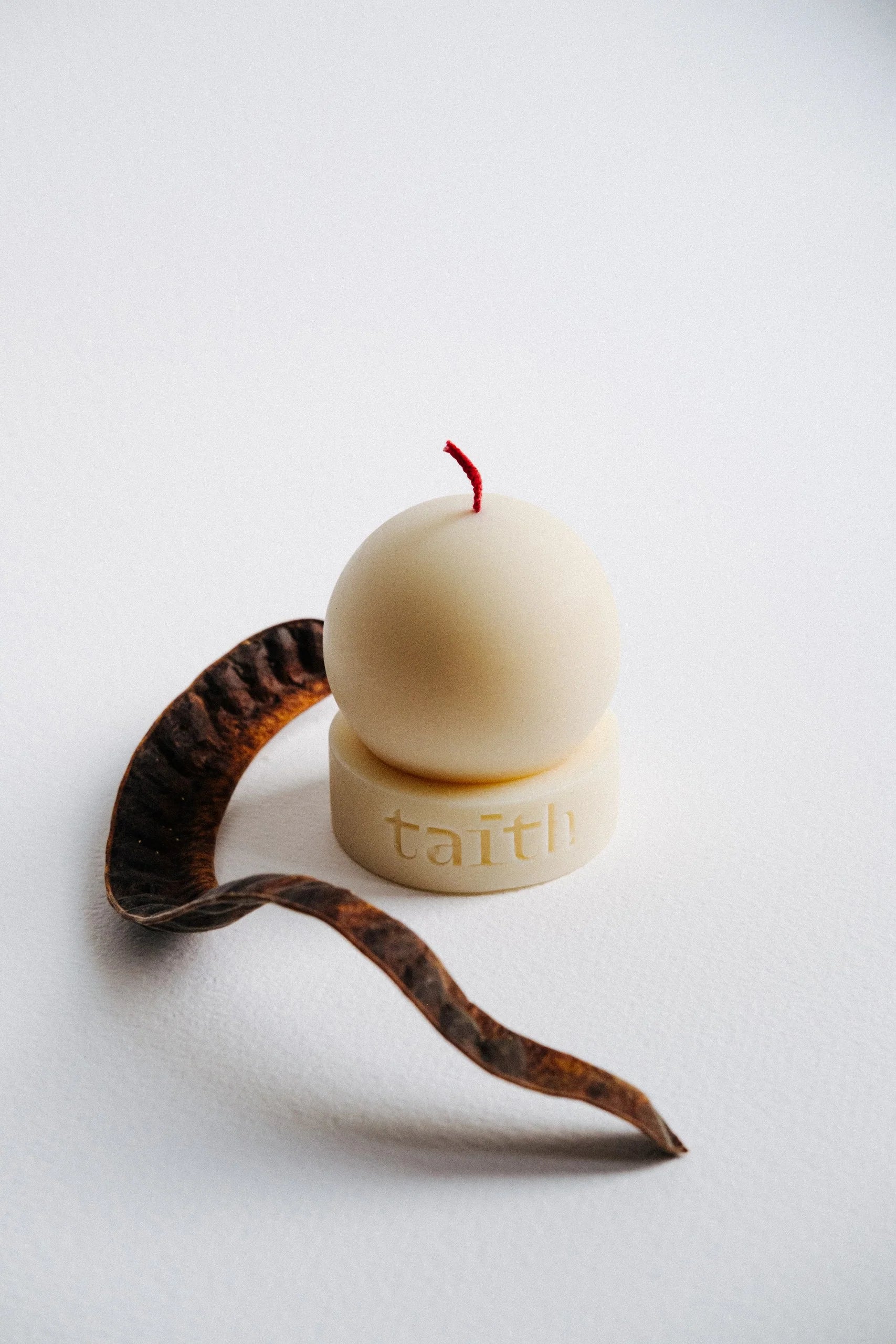 handgefertigte-soja-kerze-skulpturkerze-kugel-creme-taith-lu-freiburg-concept-store-dazwischen