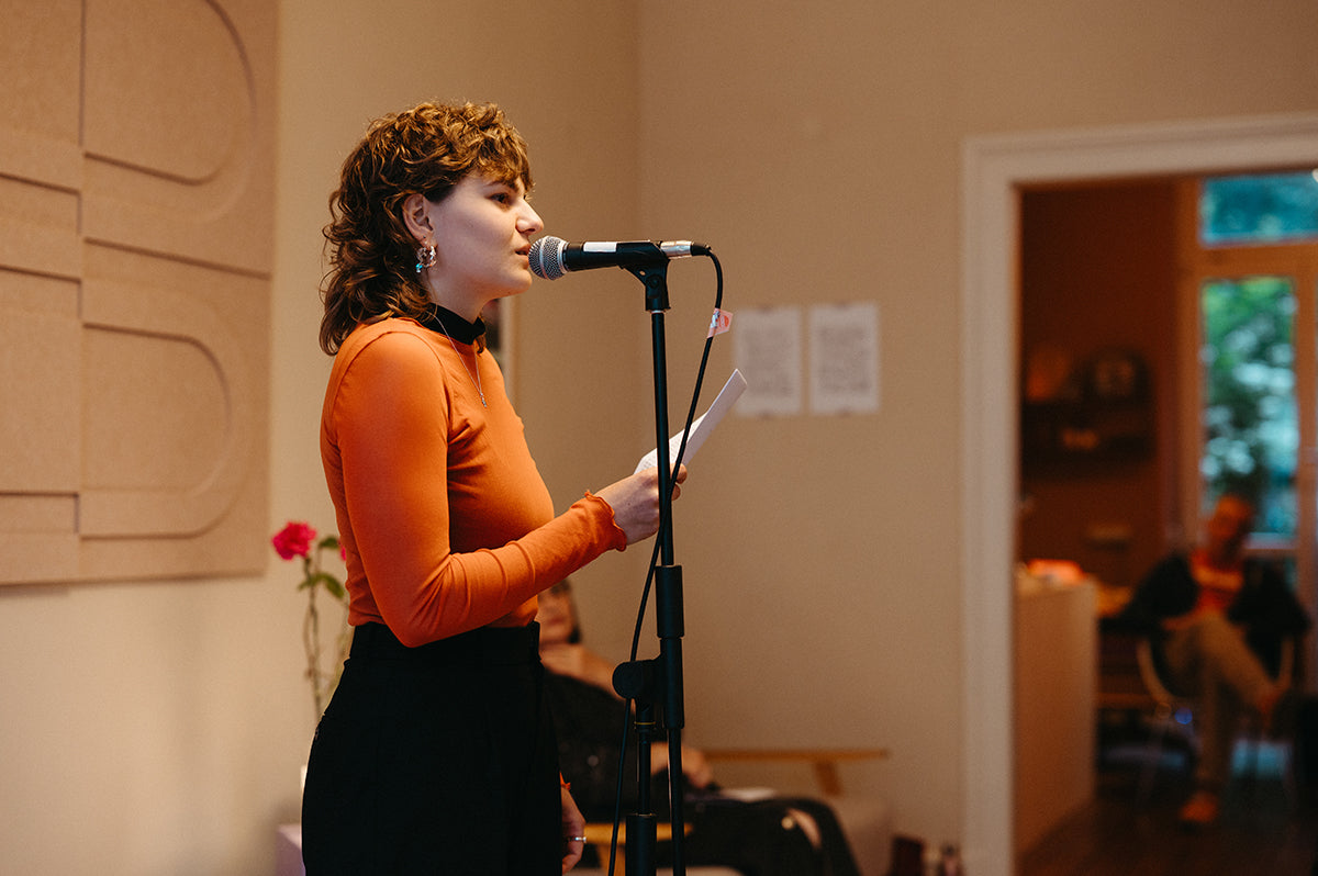 ingrid-ruesch-poetry-slam-freiburg-dazwischen-concept-store-trauerwoche-2025-sound-of-grief