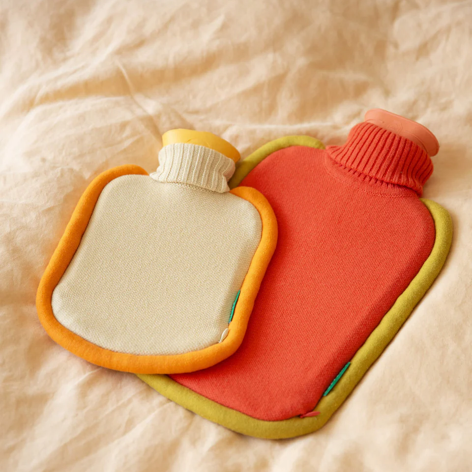 bunte-waermflaschen-fuer-die-kalte-jahreszeit-und-die-uebergaenge-des-lebens