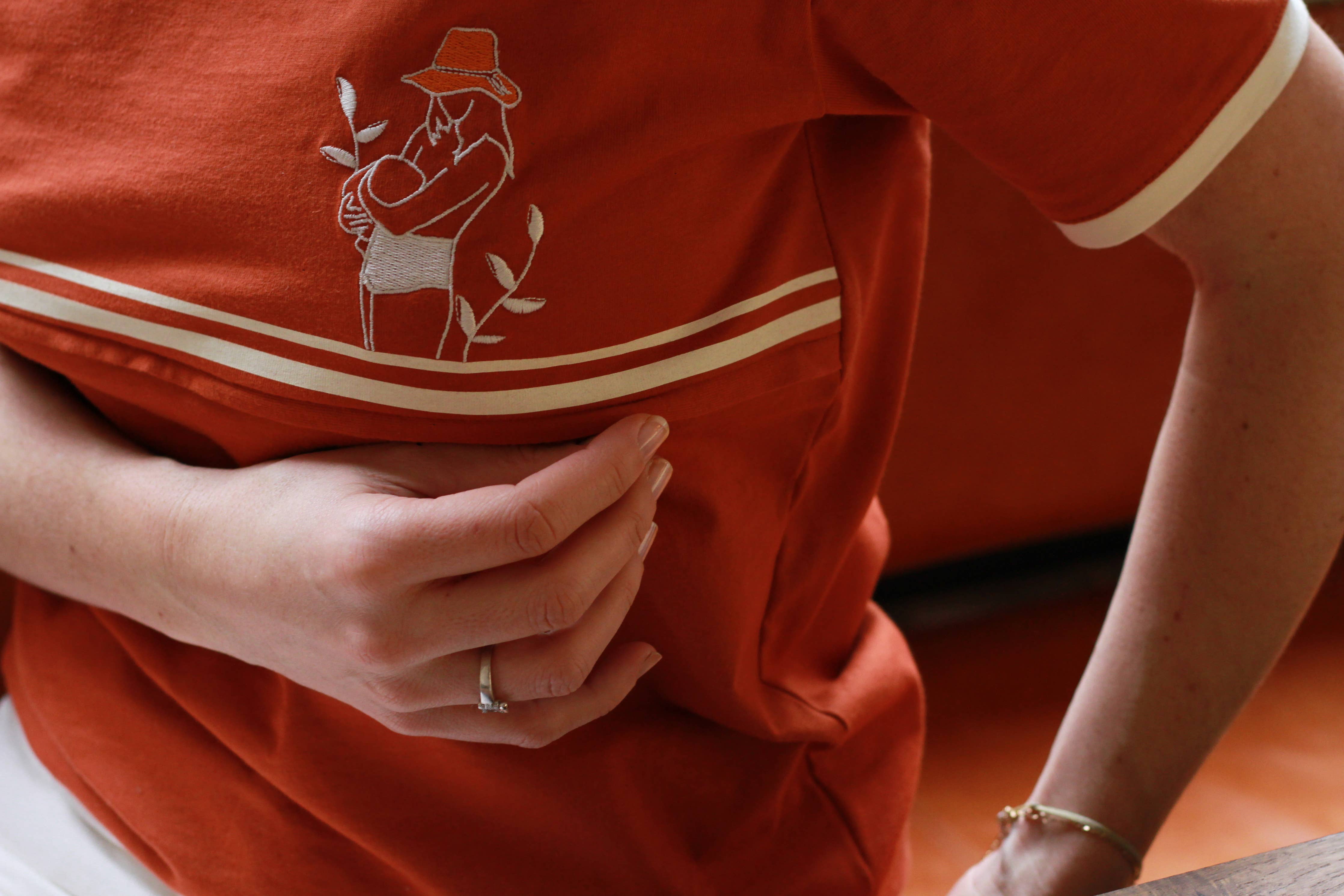 still-shirt-mit-illustration-von-charlie-mamas-you-and-milk-rot