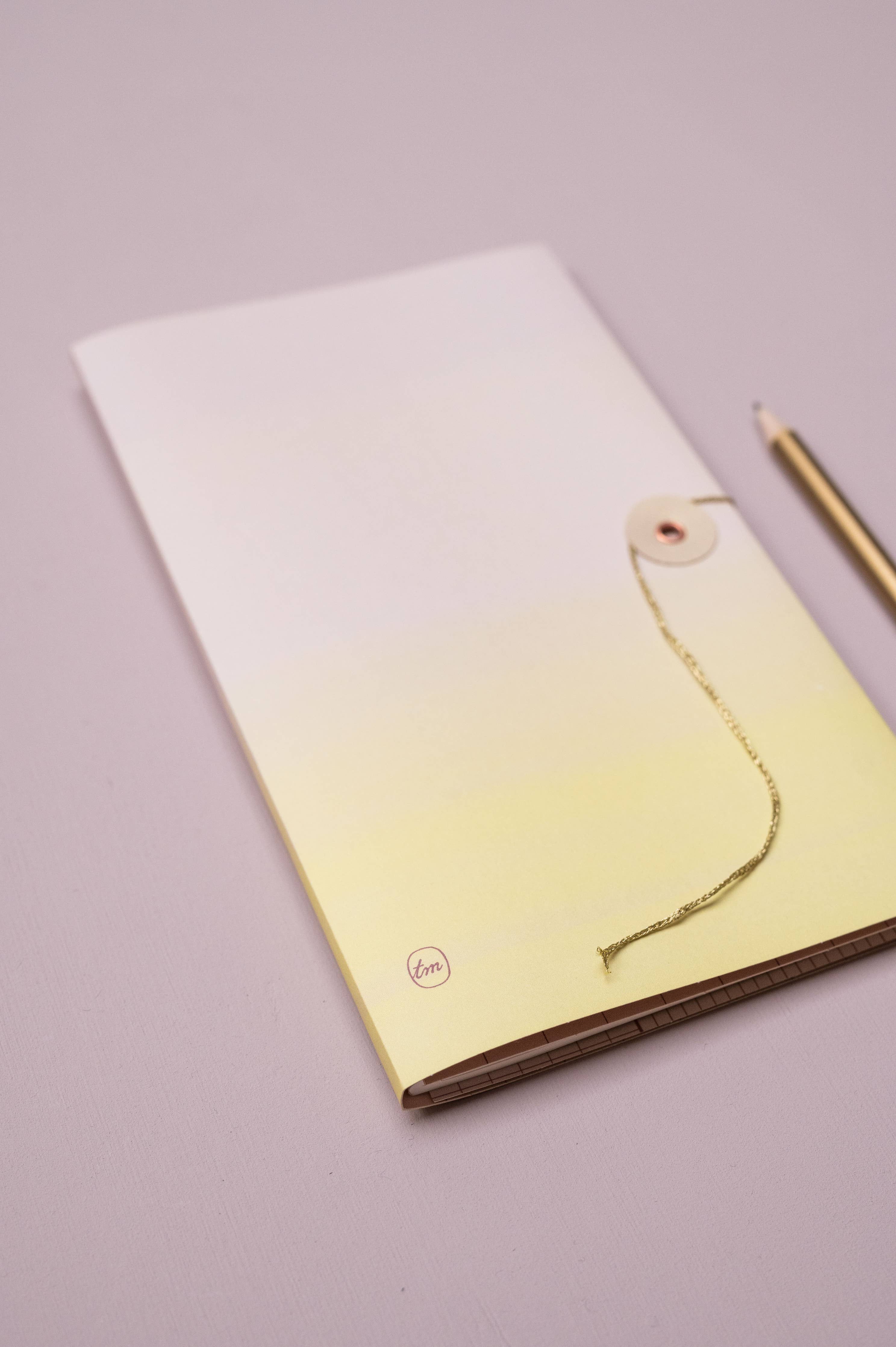 tinne-mia-bullet-journal-knopfverschluss-japanisch-farbverlauf-rosa-gelb-freiburg-concept-store-papeterie