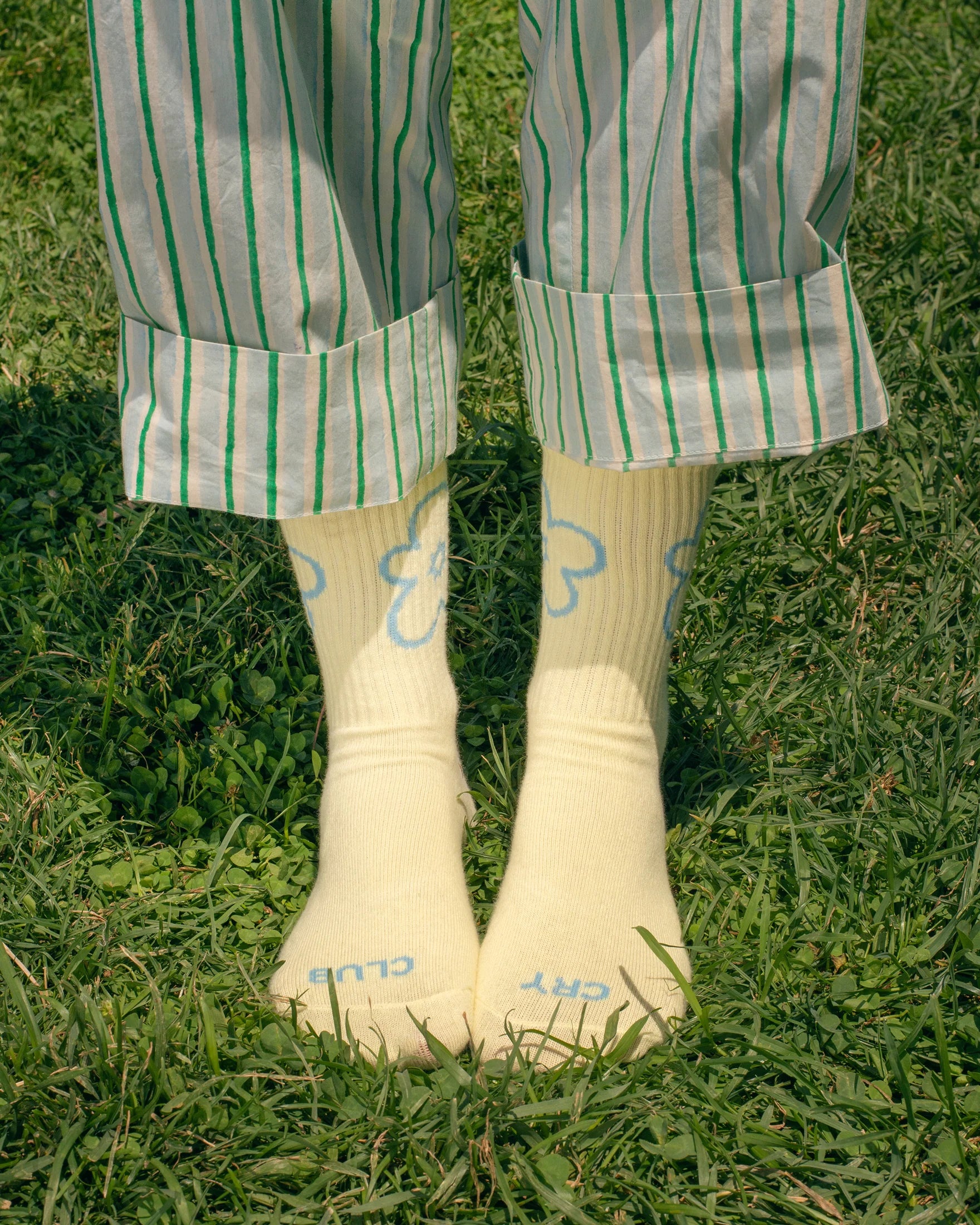 cry-club-gelb-hellblau-socken-freiburg-tarta-gelatina-concept-store