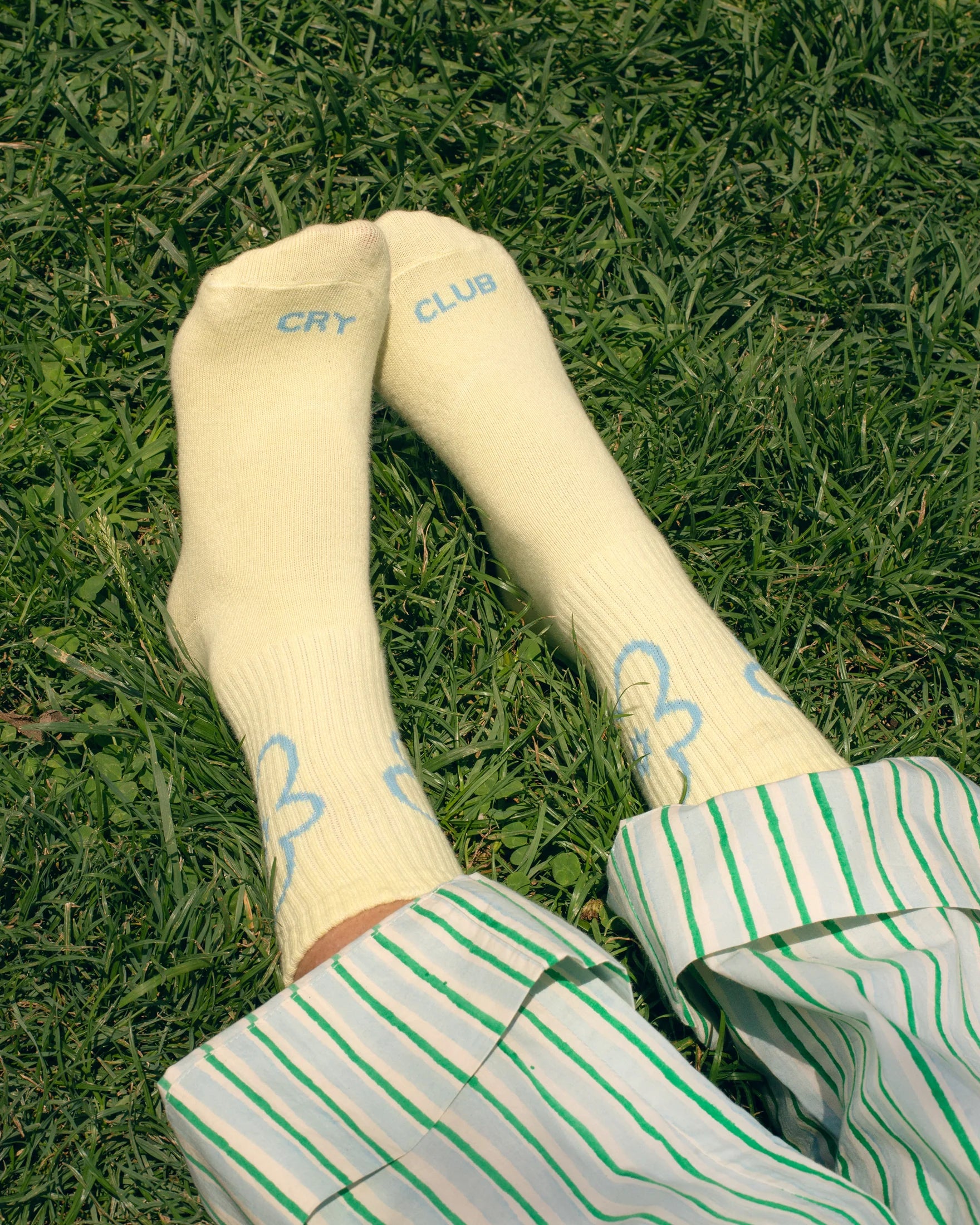 cry-club-statement-socken-buttergelb-tarta-gelatina-mit-blume-hellblau-freiburg-dazwischen-concept-store