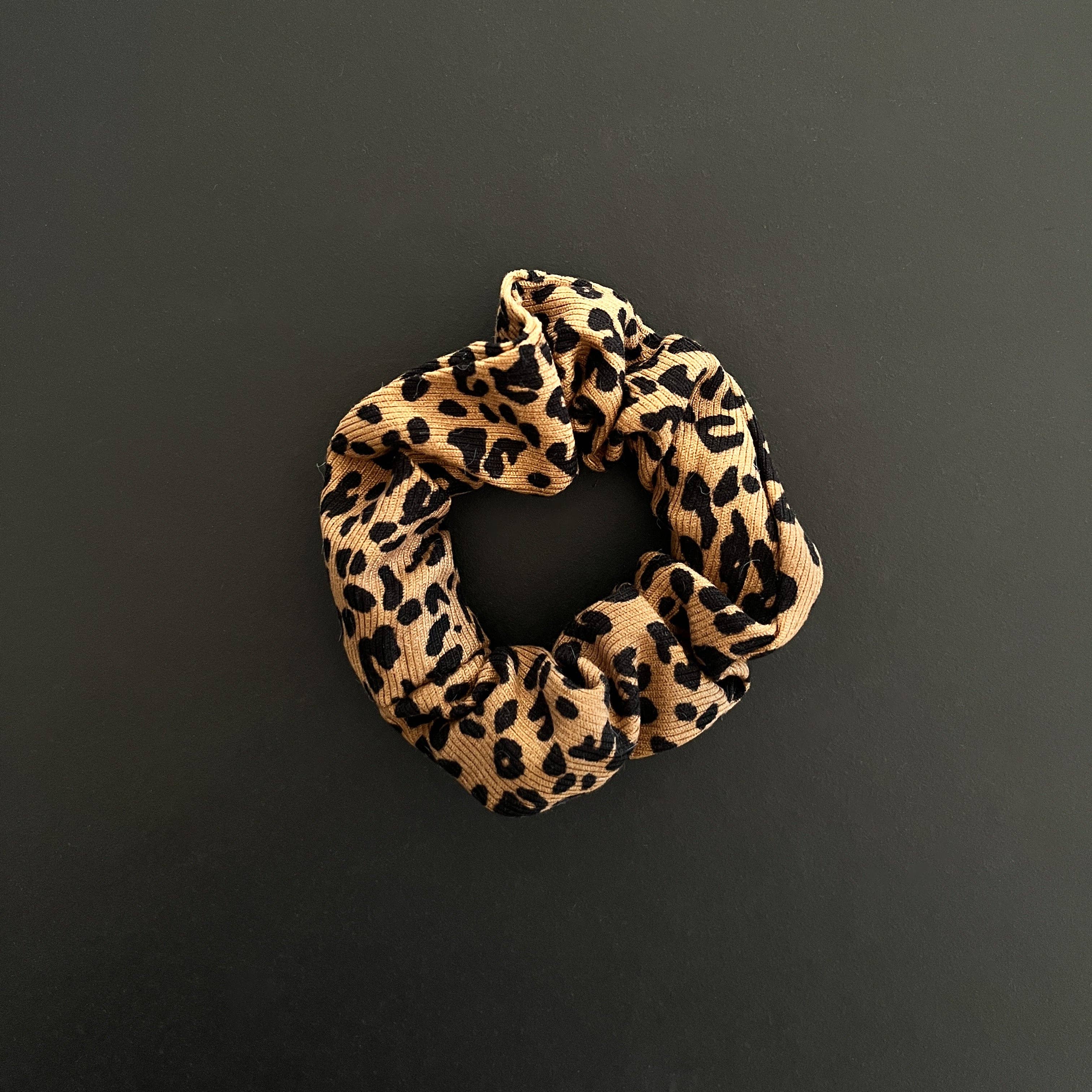 scrunchie-leo-print-haargummi-dazwischen-freiburg-concept-store