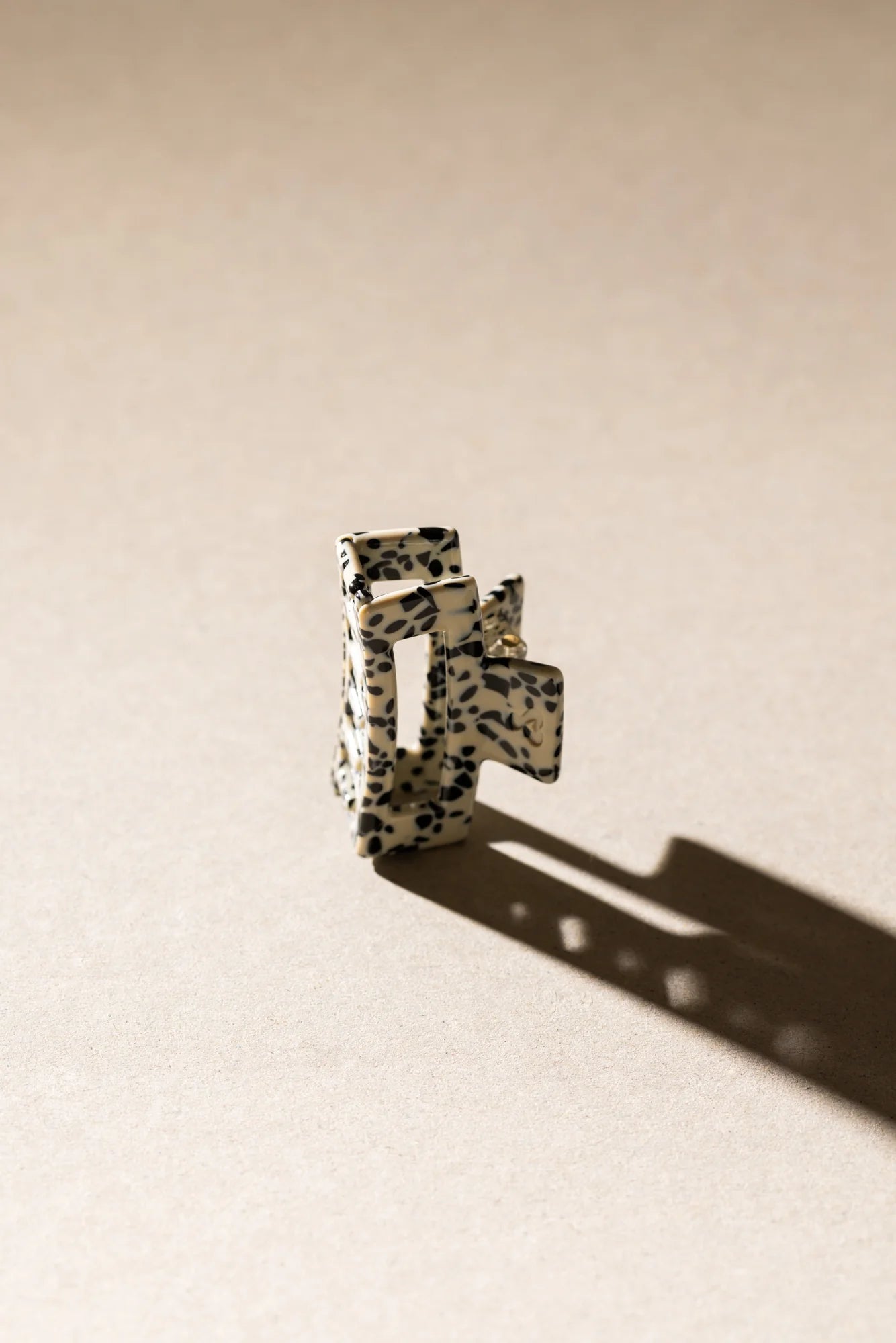 sasstie-petite-crush-dott-haarklammer-schwarz-weiss-gepunktet