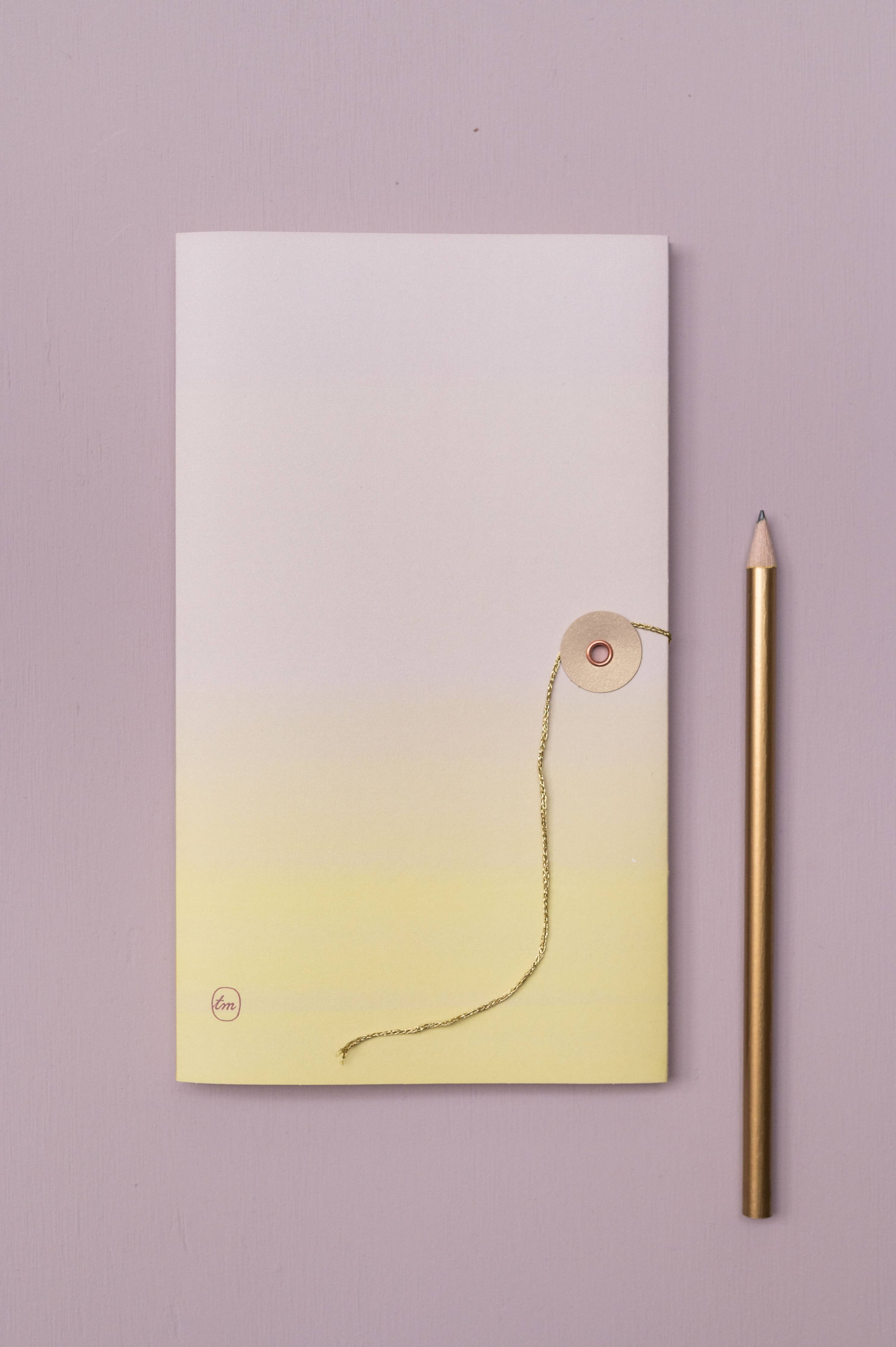 tinne-mia-notizbuch-journal-mit-japanischem-knopfverschluss-farbverlauf-lila-rosa-gelb-freiburg-concept-store