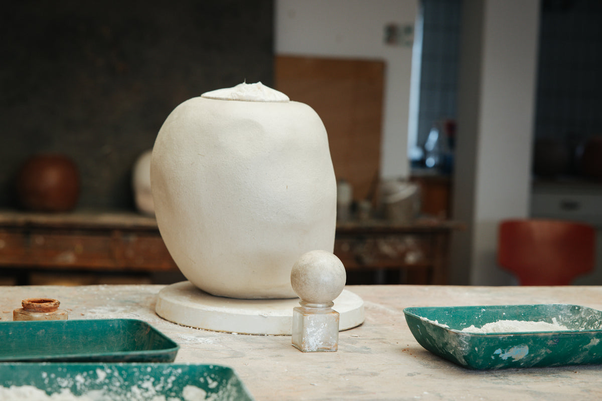 Selbst gebaute Urne aus Lehm